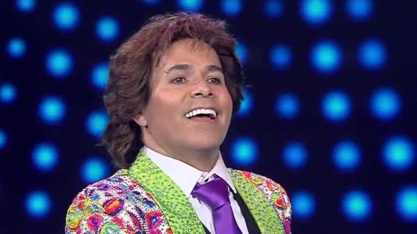 ¡Armó una fiesta en el estudio! Pastelito se lució con su interpretación de Juan Gabriel
