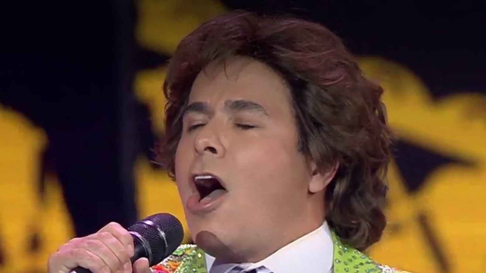 "Un tremendo lujo tenerlo acá": Pastelito se lució en Mi nombre Es con tributo a Juan Gabriel
