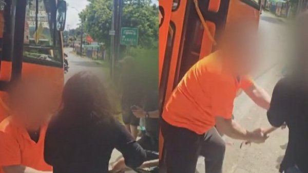 Chofer agredió a estudiantes: Una mujer tuvo que intervenir
