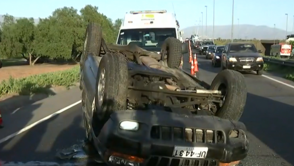 Volcamiento de camioneta genera gran congestión en Pudahuel
