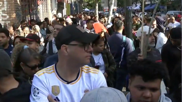 ¡Caos! Más de 2.500 extrajeros hacen fila para enrolarse en Santiago
