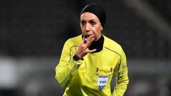 Irán: mujer que iba a arbitrar un partido de fútbol masculino huyó por amenazas
