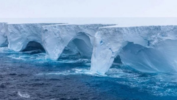 El iceberg más grande del mundo está a la deriva por el océano Antártico tras desprenderse
