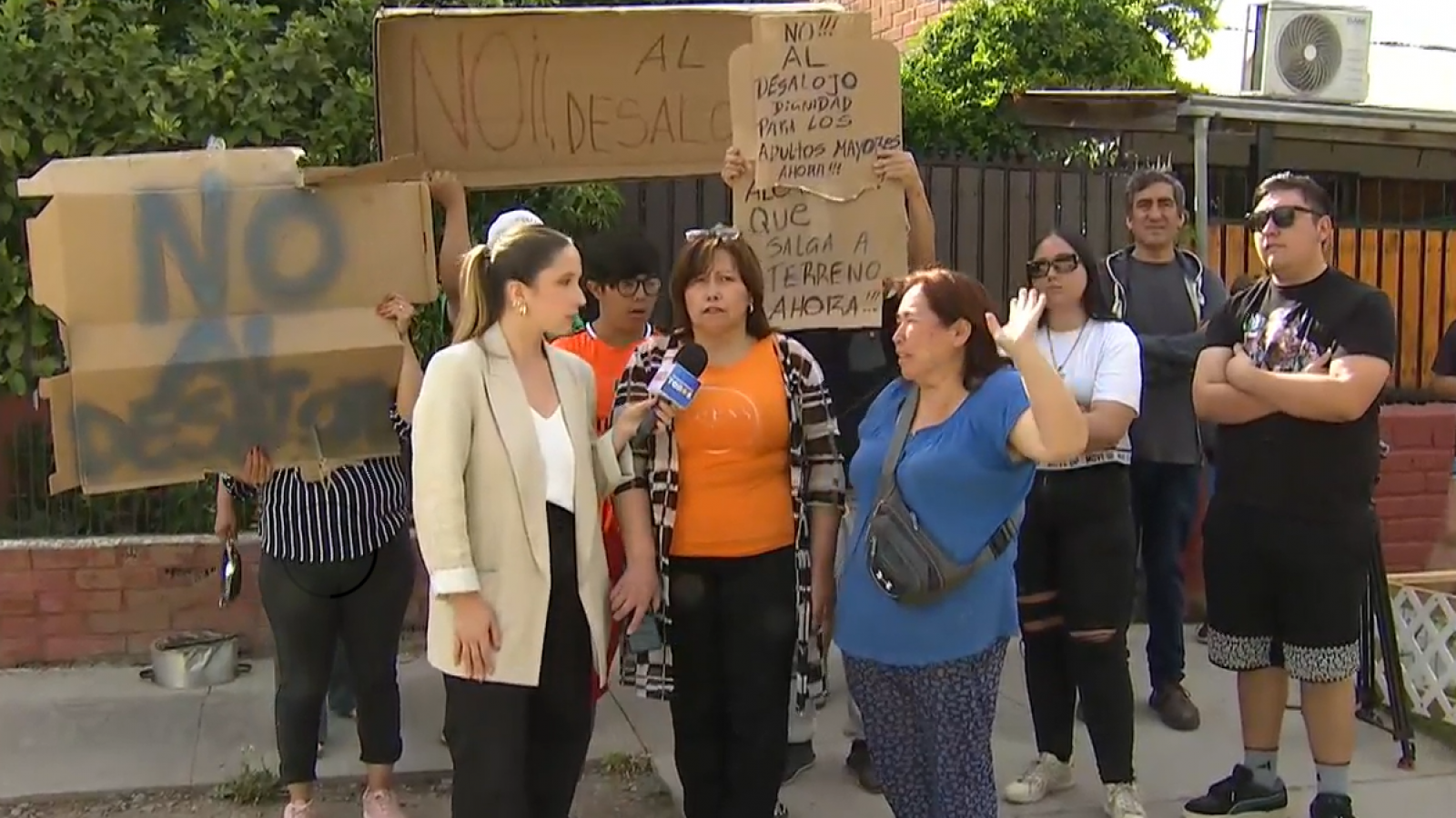 Polémico desalojo en Peñalolén: Vecinos se oponen a retiro de adultos mayores enfermos
