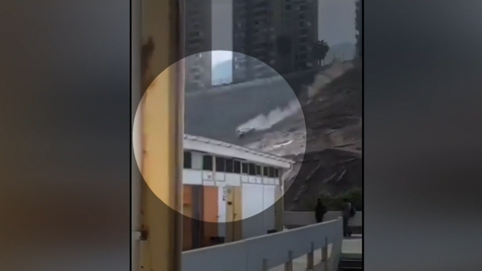 Impactante registro: Vehículo se desbarrancó por más de 40 metros y terminó en estacionamiento de universidad

