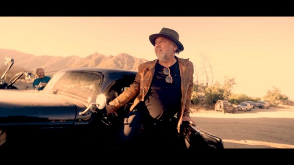 Don Carter y auto Hot Rod protagonizan el videoclip de "Voy por la carretera", nuevo single de la banda El Cruce
