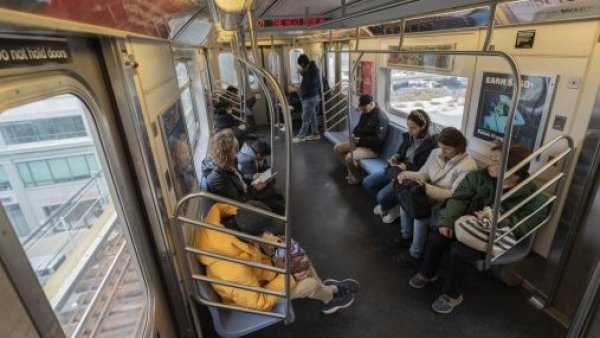 Mujer es quemada viva en un vagón del metro de Nueva York
