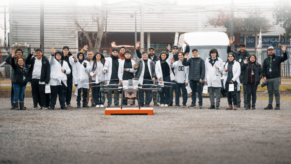 Pioneros en educación tecnológica: Liceos del sur de Chile incorporan drones agrícolas en sus salas de clases
