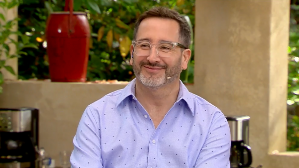 "Enchúfate po": Eduardo Fuentes protagoniza dos divertidas confusiones en el "Buenos Días a Todos"

