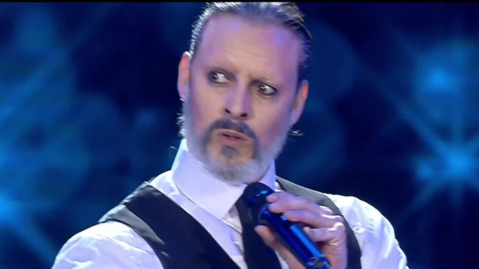 Sebastian Longhi y Amaya Forch rinden tributo a Miguel Bosé

