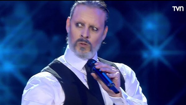 Sebastian Longhi y Amaya Forch rinden tributo a Miguel Bosé
