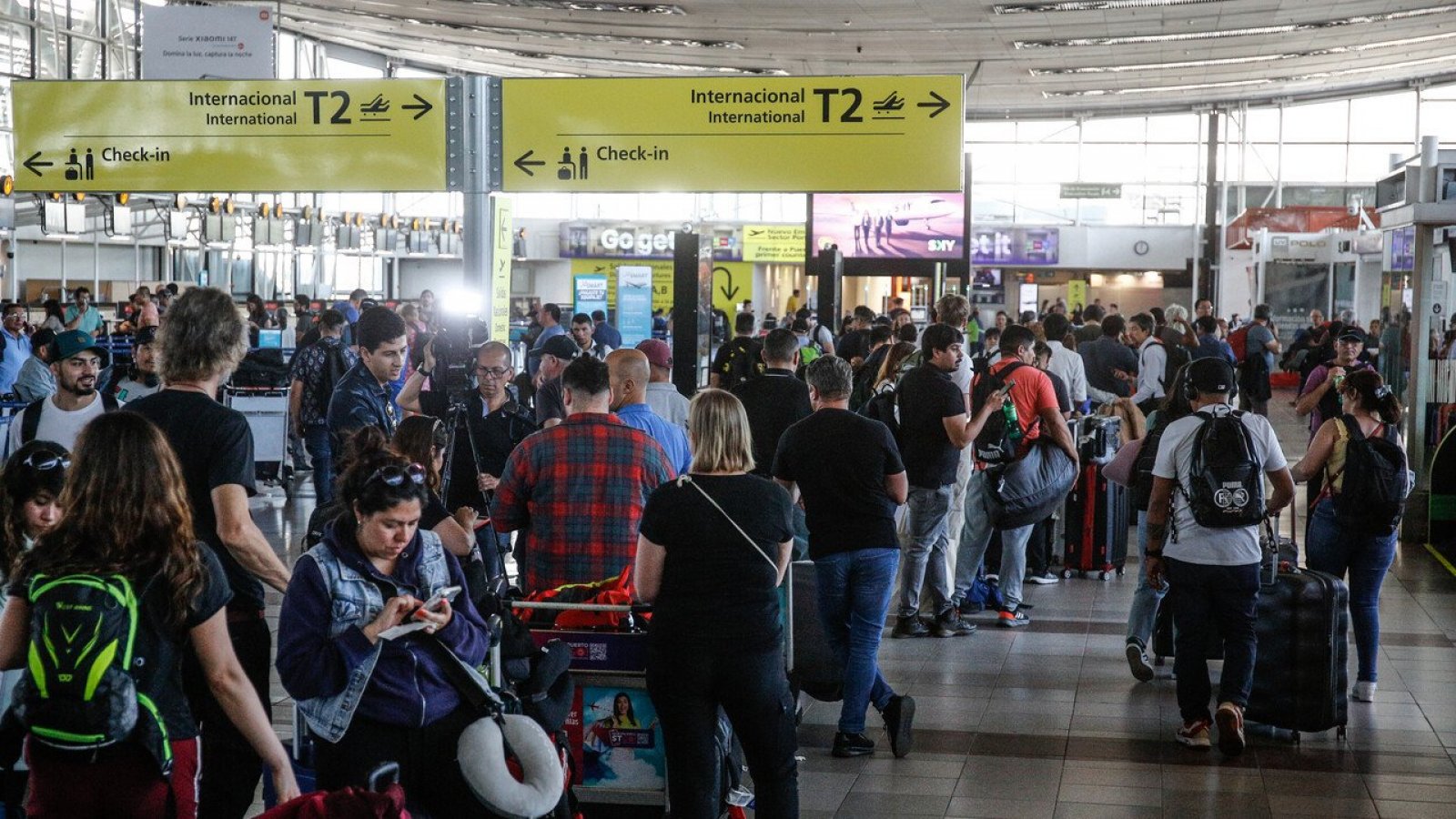 Indignación total: Largas filas y demoras generan molestia en pasajeros en el Aeropuerto de Santiago
