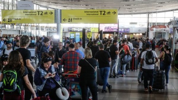 Indignación total: Largas filas y demoras generan molestia en pasajeros en el Aeropuerto de Santiago
