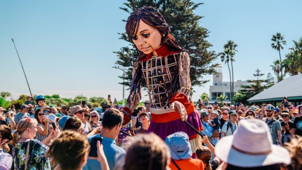 Teatro a Mil vuelve a San Bernardo con Amal, la muñeca gigante
