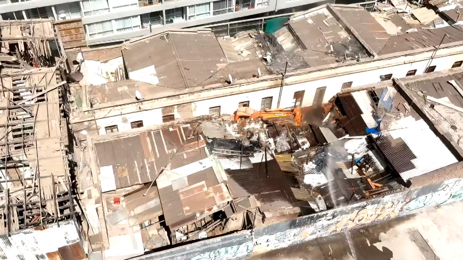 Comienza demolición de cité tomado en la comuna de Santiago
