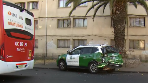 Para evitar atropellar a un motociclista: Bus de Red choca a patrulla de Carabineros en Independencia
