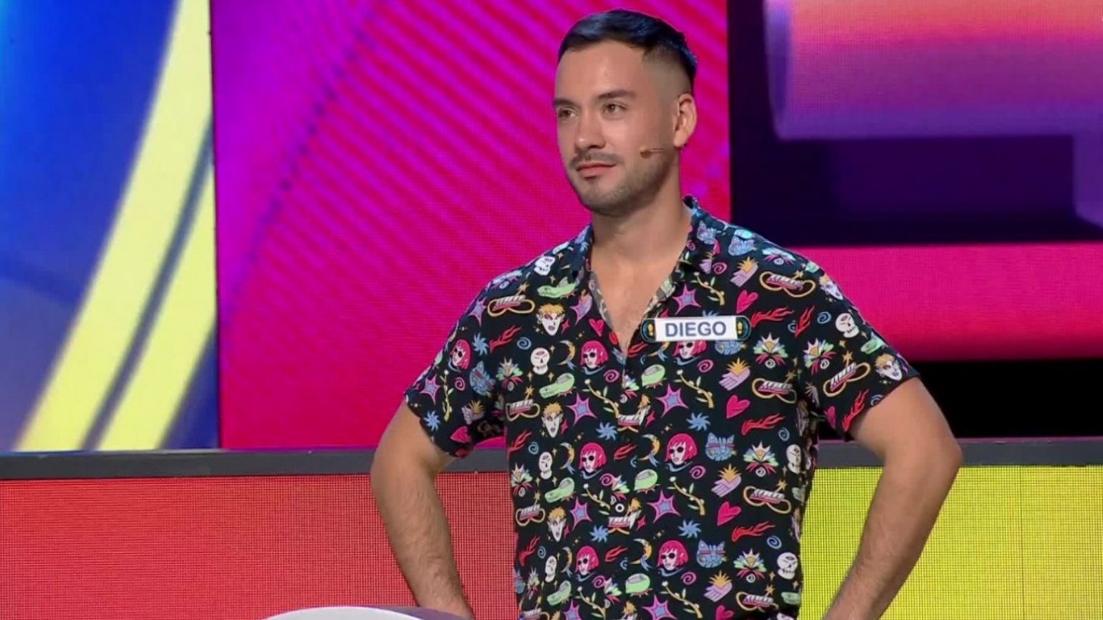 Diego saludó en 3 idiomas y luego relató episodio "traumático" en "El último pasajero"

