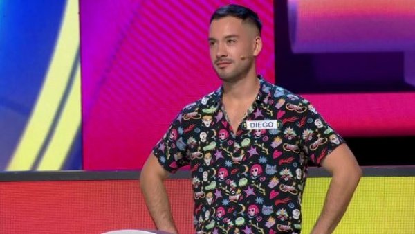 Diego saludó en 3 idiomas y luego relató episodio "traumático" en "El último pasajero"
