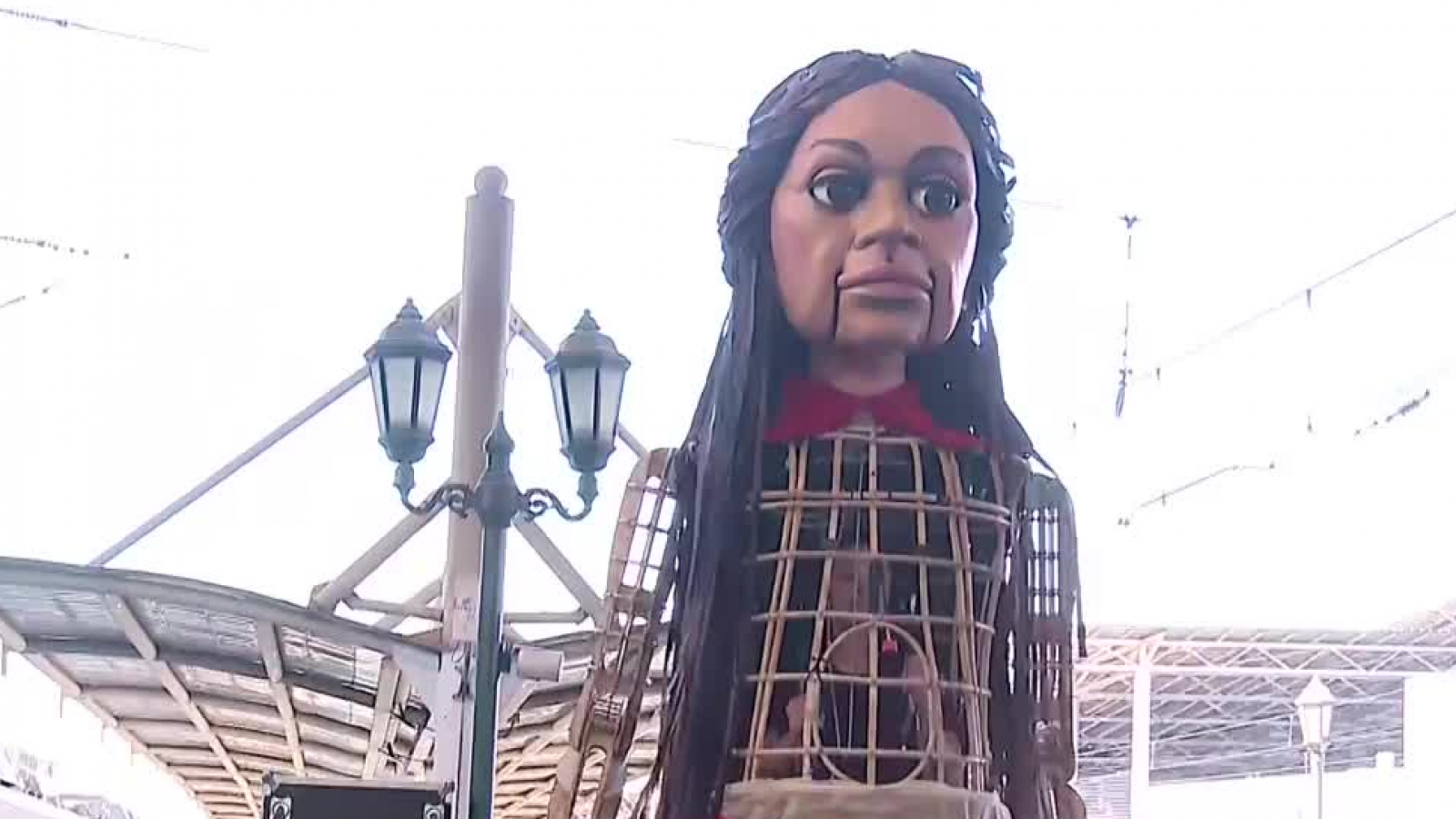 Amal en Teatro a Mil: la muñeca que emociona a las personas
