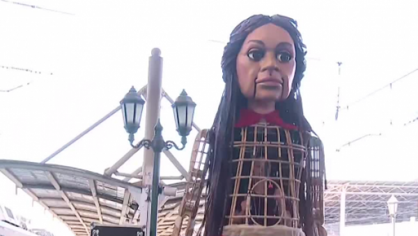 Amal en Teatro a Mil: la muñeca que emociona a las personas

