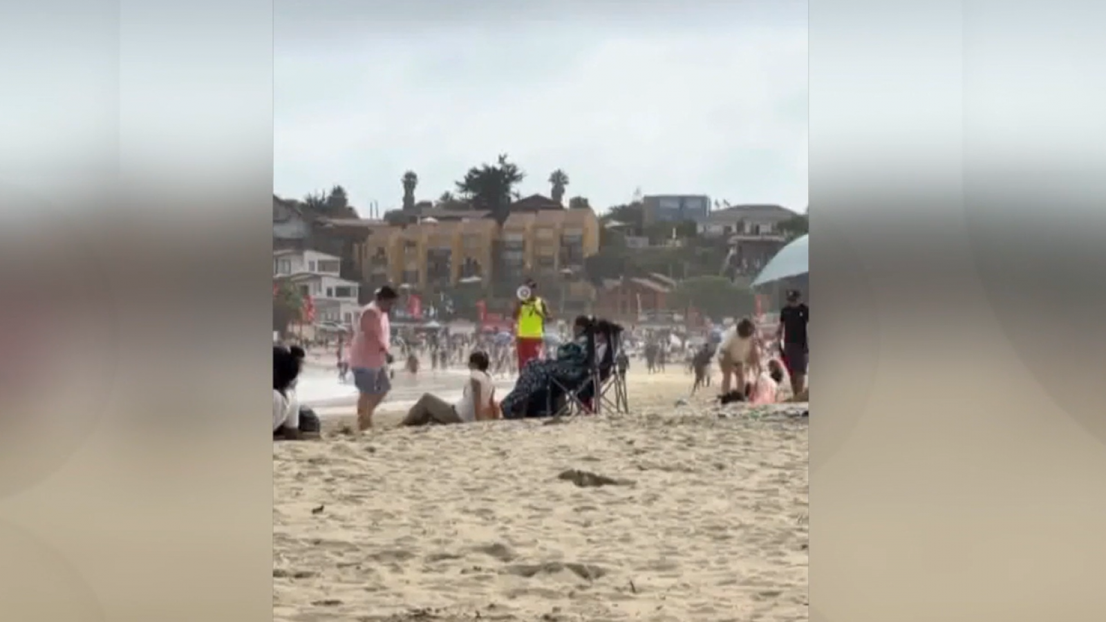 "Me voy a poner repesado": Viralizan a salvavidas que advierte el uso de parlantes en la playa
