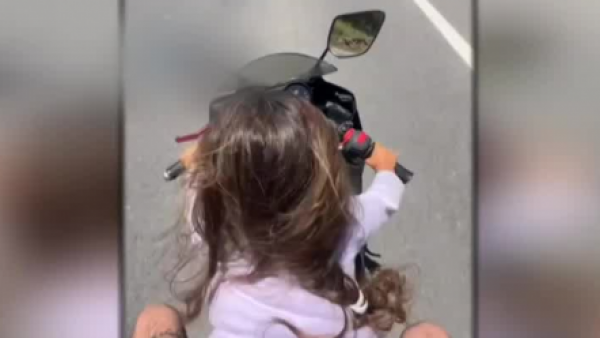 Insólito: niña de cinco años habría manejado moto a más de 80 kilómetros por hora

