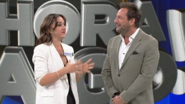 Renata Bravo es la primera líder de la noche
