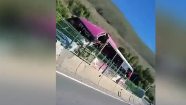 Actualizan estado de salud de pasajeros heridos de bus en Lota
