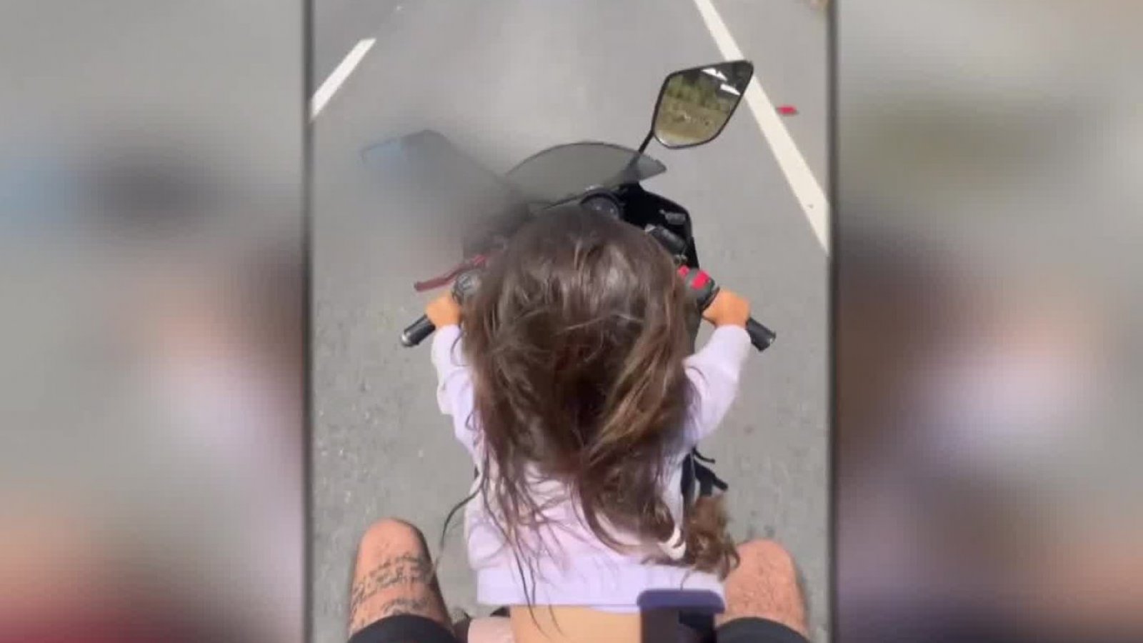 "Es aberrante": Niña conduce moto a 80 KM/Hora junto a su padre
