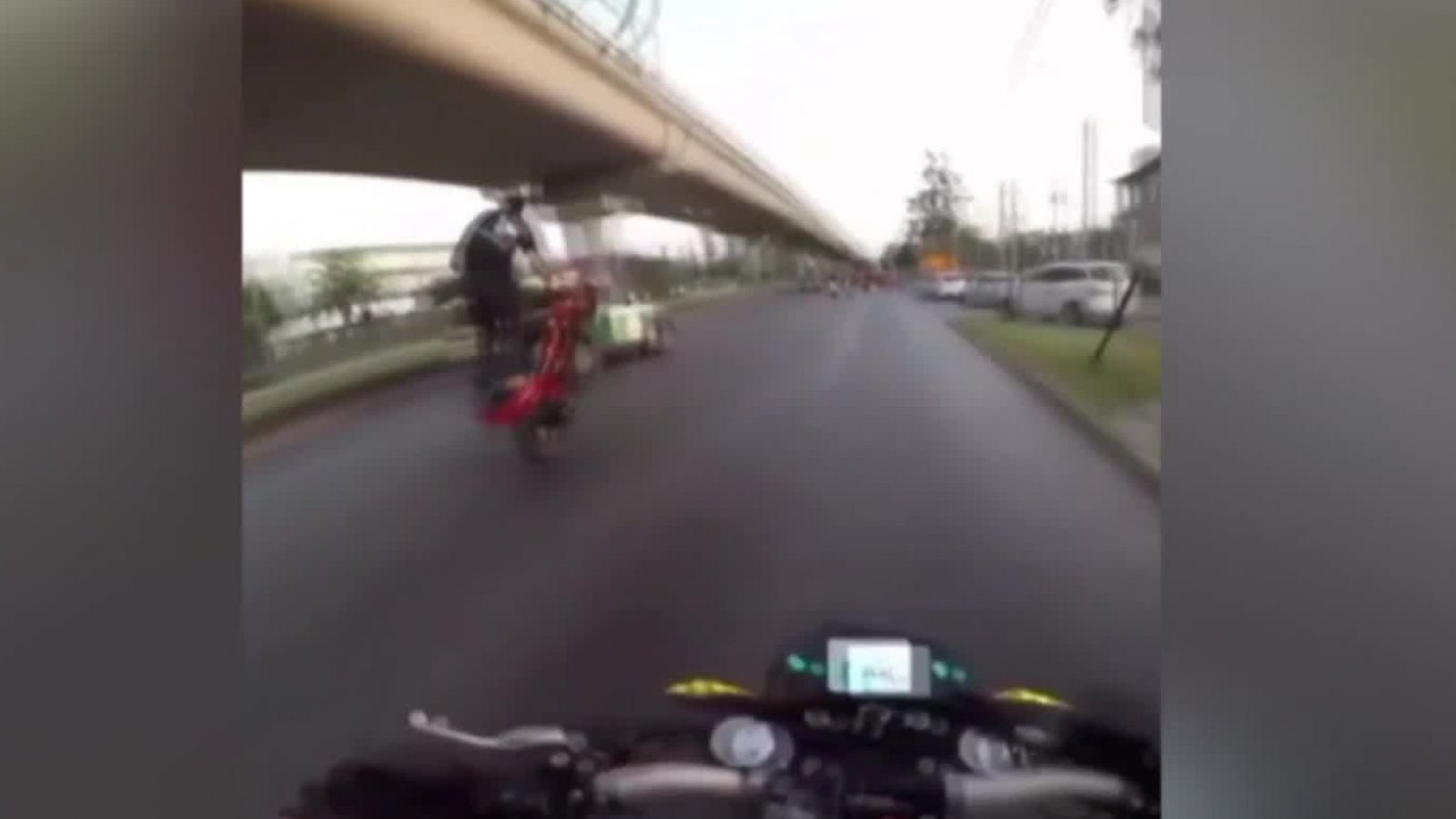 "Se va burlando": Motociclista realiza peligrosas maniobras al lado de Carabineros
