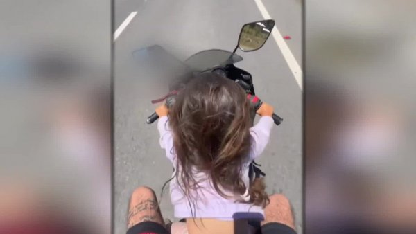 "Es aberrante": Niña conduce moto a 80 KM/Hora junto a su padre
