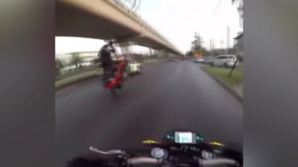"Se va burlando": Motociclista realiza peligrosas maniobras al lado de Carabineros
