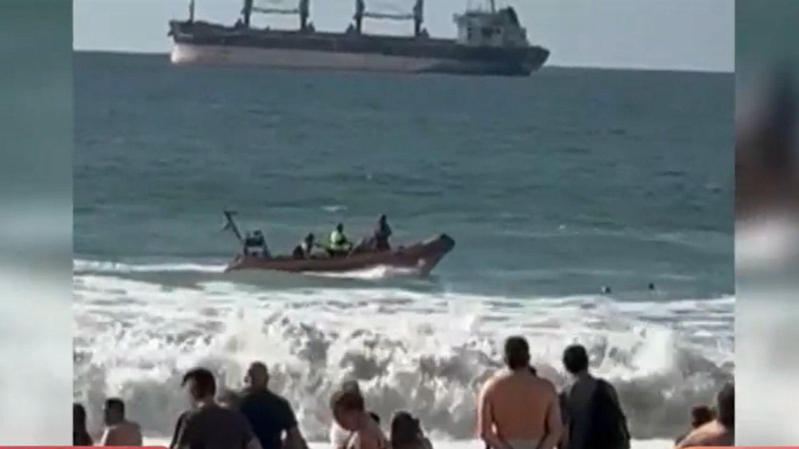 Rescatan a bañistas en medio de intensas marejadas
