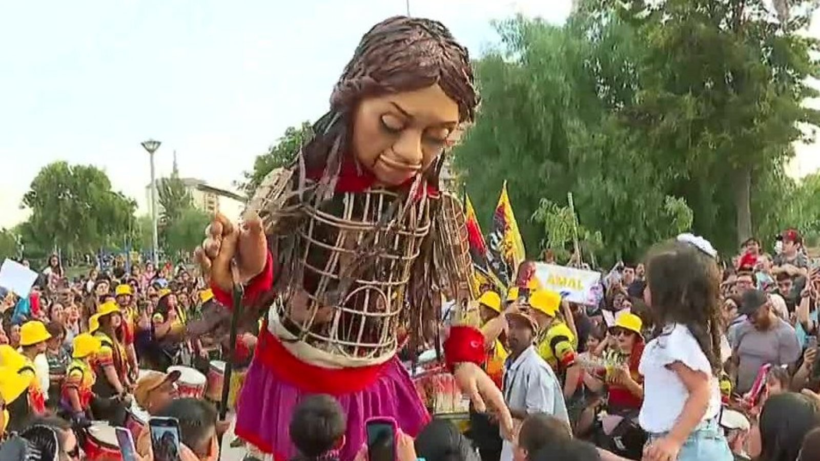 "Amal" seduce y encanta a los chilenos
