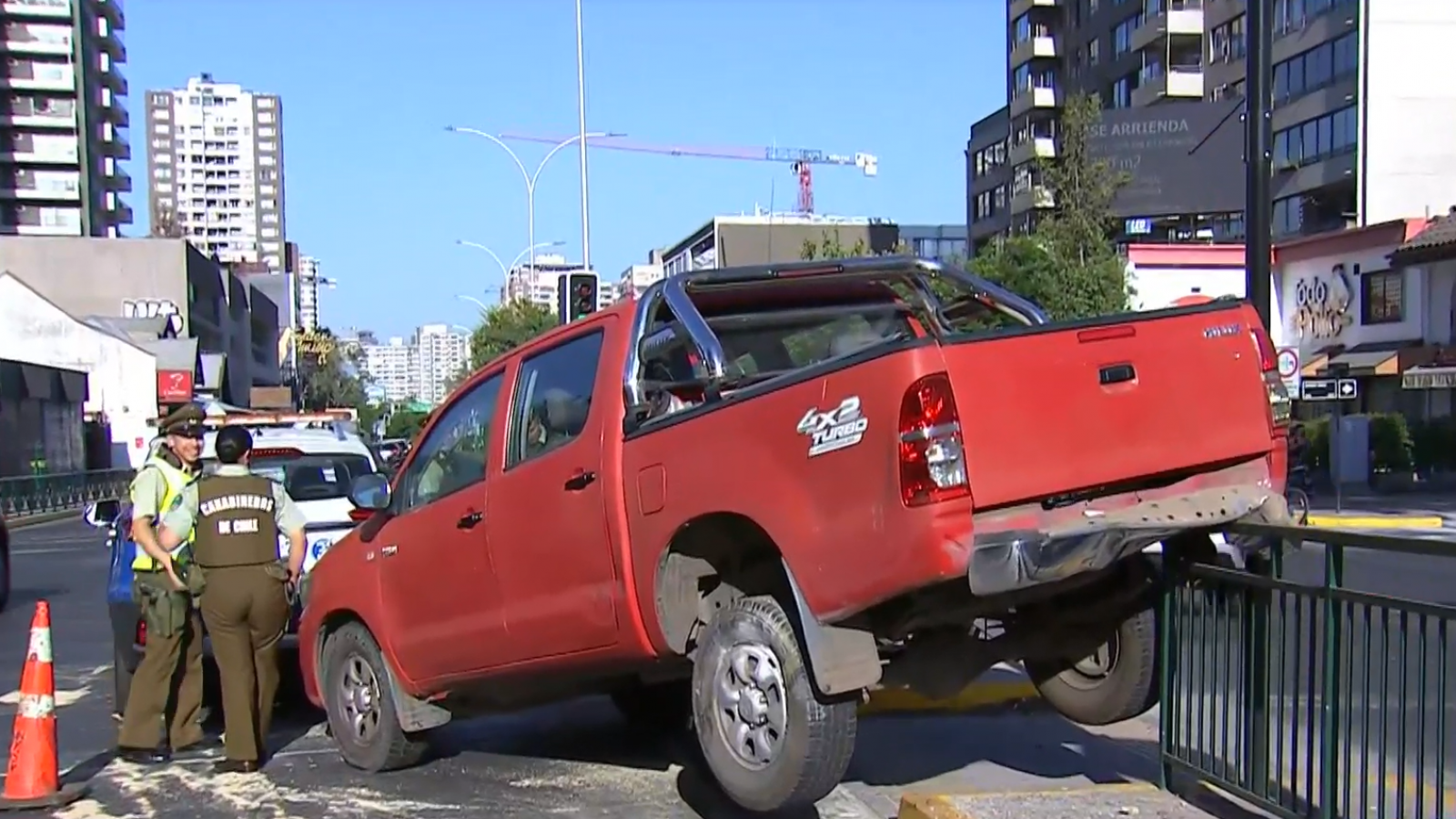 Accidente vehicular terminó con camioneta colgando de una reja en Ñuñoa
