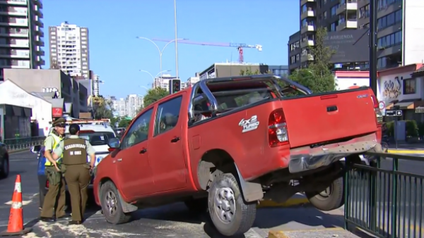 Accidente vehicular terminó con camioneta colgando de una reja en Ñuñoa
