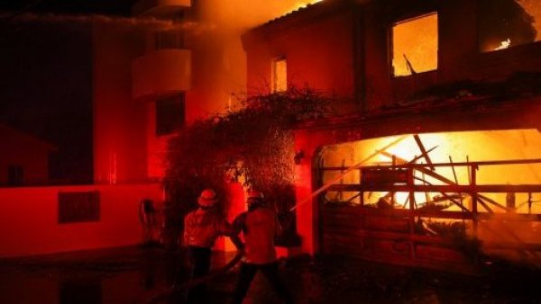 <p>Reuters </p>"No sabemos qué hacer": Chileno en incendio de California relata la evacuación en zona de emergencia
