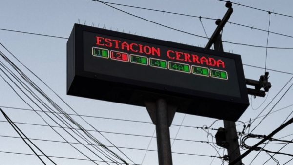 Metro de Santiago cierra estaciones de la Línea 2 por "problema técnico"
