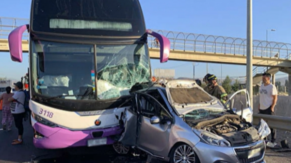 "La imagen es terrible": Impactante accidente de tránsito entre un citycar y un bus de pasajeros
