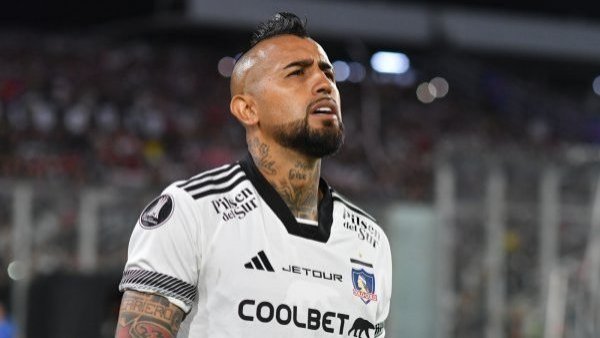 Arturo Vidal protagoniza tierno momento con pequeña fanática
