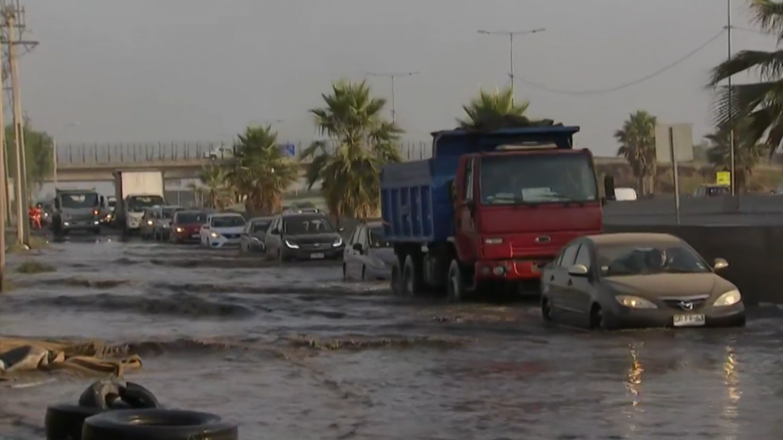 ¿Santiago tiene un nuevo río?: La Pintana despierta con avenida completamente inundada
