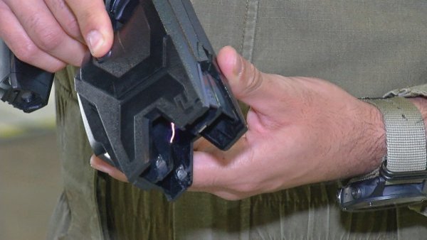 "Progresivamente": Delegado Durán detalla dónde y cuándo comenzará el uso de pistolas Taser
