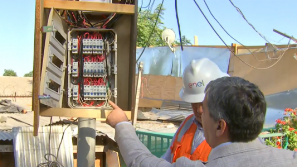 "Esto es un delito": Encuentran sofisticado sistema eléctrico en toma de Quinta Normal
