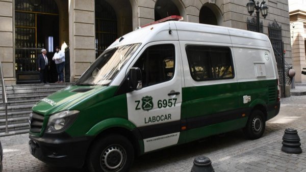 Cayó desde el piso 14: Investigan muerte de funcionaria en el ministerio de Hacienda
