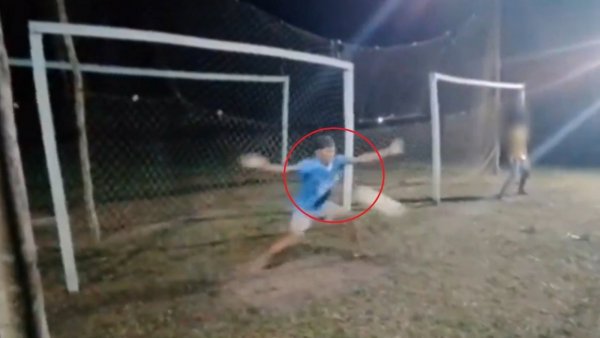 IMÁGENES SENSIBLES: Impacto en Brasil por la muerte de joven futbolista de 16 años tras parar un penal con el pecho
