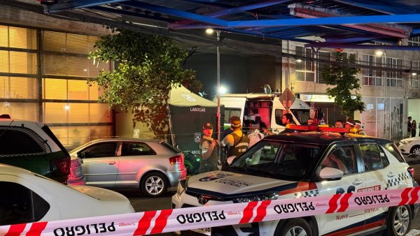 Investigan presunto femicidio: Mujer falleció después de caer del piso 27 en Estación Central
