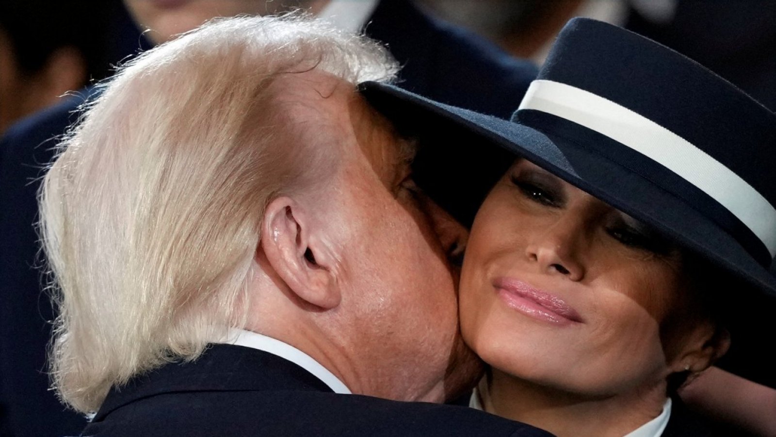 El poder del vestuario y su sombrero "anti beso" de Melania Trump

