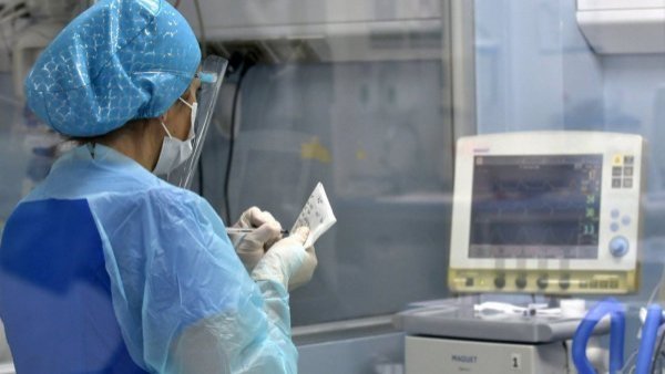 Enorme tumor es extirpado de corazón de niña de 8 años
