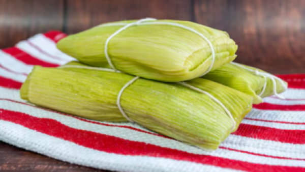¿Se resolvió el debate? Ciencia explica la mejor forma de comer humitas
