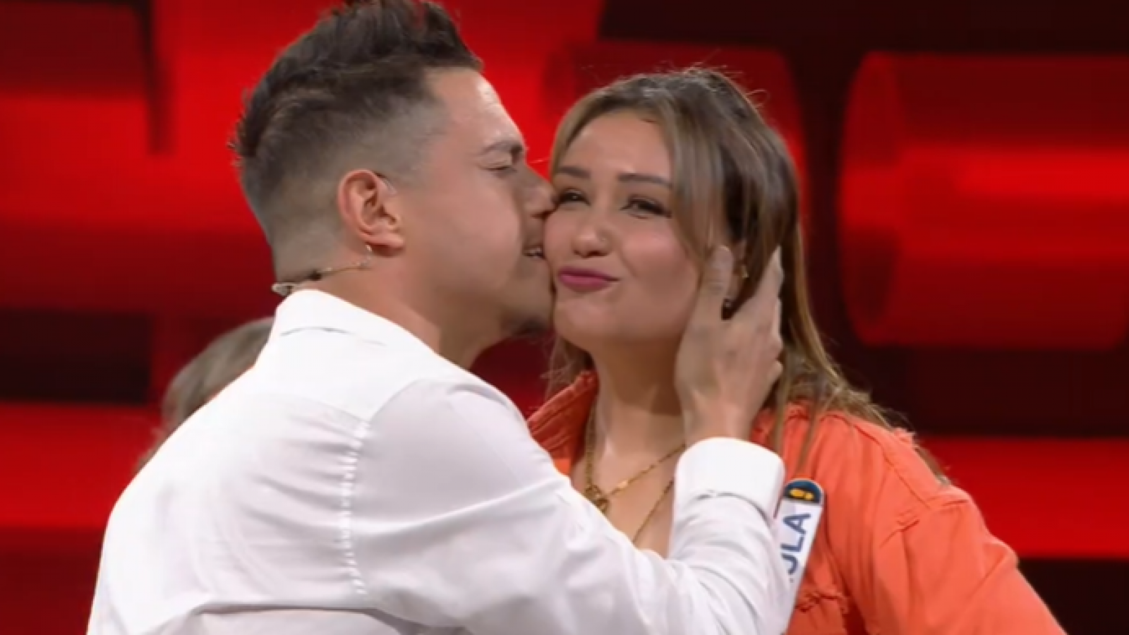 Yoan Amor sorprende cantando con Paula Rivas
